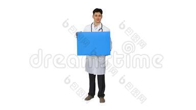 <strong>微笑男医生</strong>穿着听诊器，白色背景上拿着空白海报。